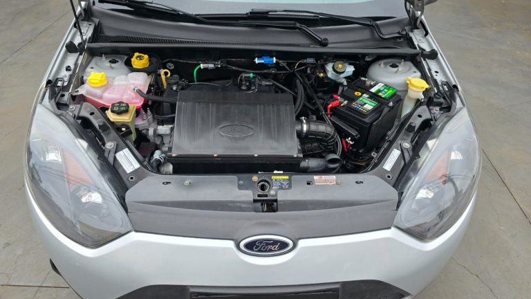 Fiesta hatch completo 2013 baixo km