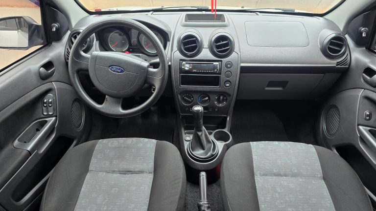 Fiesta hatch completo 2013 baixo km